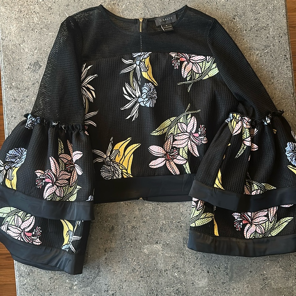 GRACIA Floral Blouse with bell sleeve and zipper back